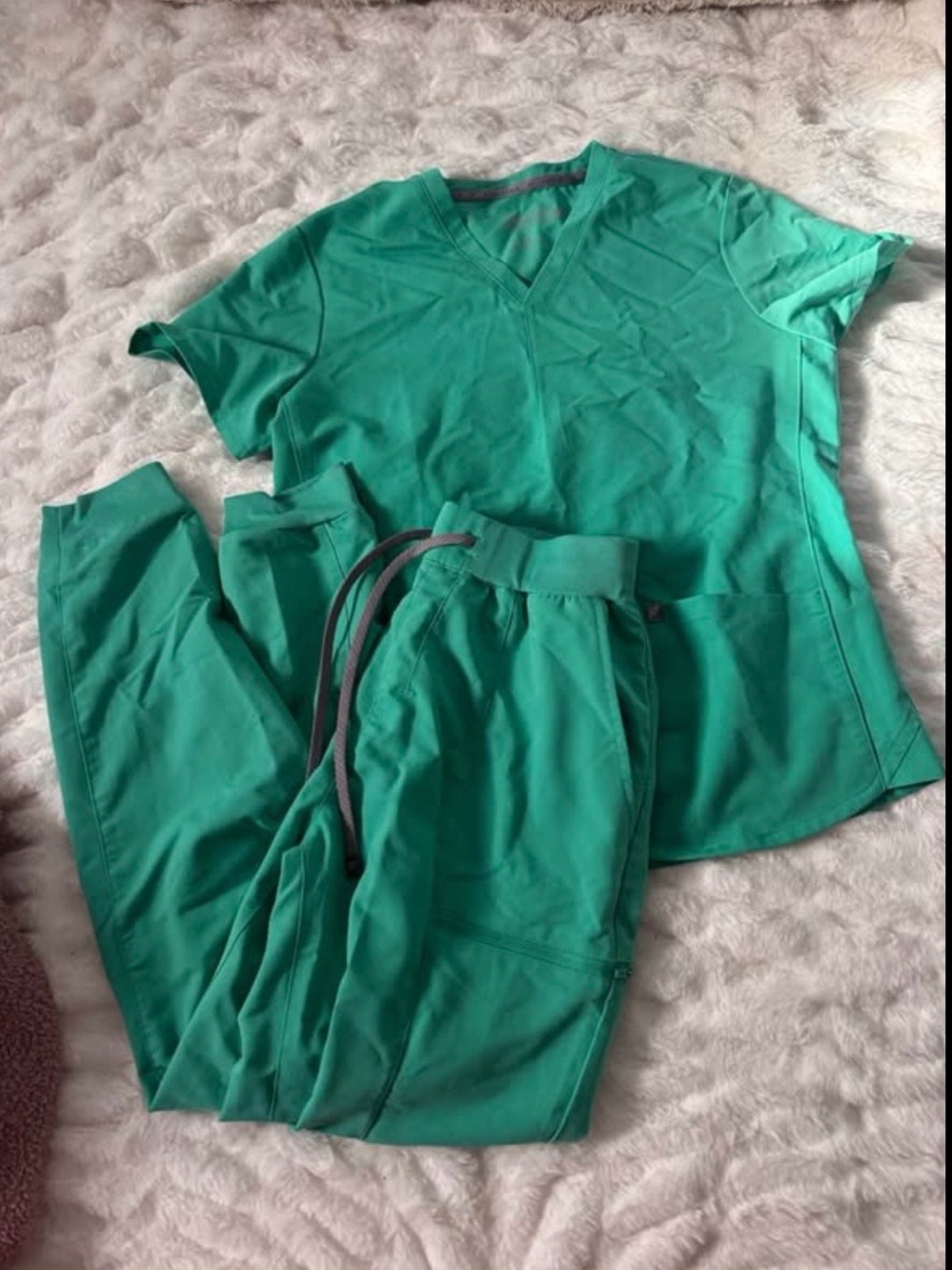 Women’s Green Scrub Top & Jogger Pants Set - Fabletics size M